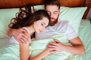 抱擁の中で眠るかどうか：これはあなたの関係について何を言いますか